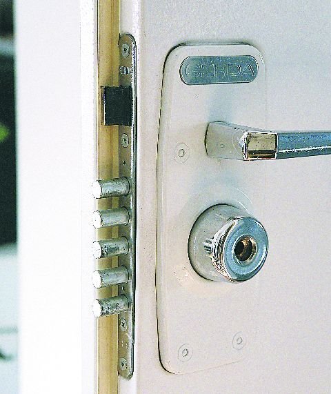 Drzwi wejściowe to nie tylko estetyka, ale również nasze bezpieczeństwo. Podklamkowy zamek Gerdy uruchamia nie tylko zasuwę, ale też blokady uniemożliwiające ich wyważenie.