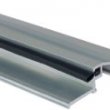 Progi. Dwa rodzaje progu aluminiowego z uszczelką, dostępne w dwóch długościach (94 i 134cm) dostosowanych do wymiarów drzwi naszej produkcji jedno- i dwuskrzydłowych. Nadają się one również do większości drzwi produkowanych przez innych wytwórców. Uwaga: Drzwi bezprzylgowe z ościeżnicą drewnianą są wyposażone fabrycznie w próg z drewna bukowego z uszczelką.