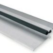 Progi. Dwa rodzaje progu aluminiowego z uszczelką, dostępne w dwóch długościach (94 i 134cm) dostosowanych do wymiarów drzwi naszej produkcji jedno- i dwuskrzydłowych. Nadają się one również do większości drzwi produkowanych przez innych wytwórców. Uwaga: Drzwi bezprzylgowe z ościeżnicą drewnianą są wyposażone fabrycznie w próg z drewna bukowego z uszczelką.
